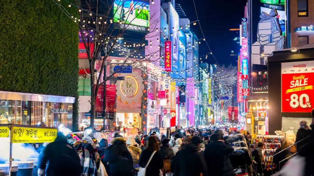 Những ánh đèn lấp lánh với không khí se lạnh tại phố Myeongdong