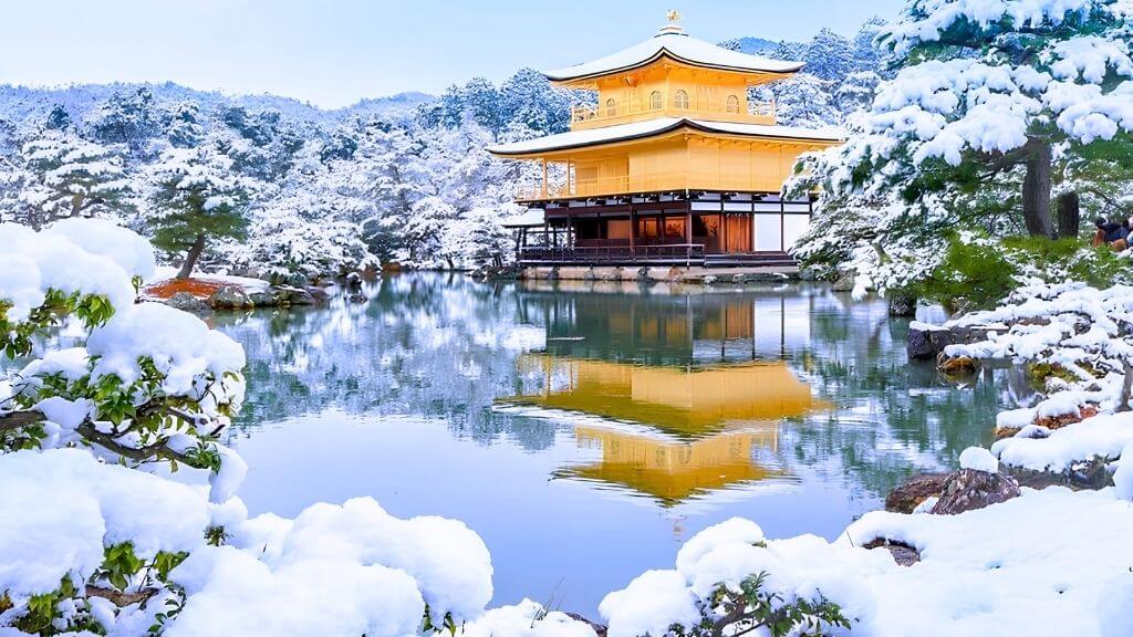 Chùa Vàng Kinkakuji nổi bật giữa khung cảnh tuyết trắng