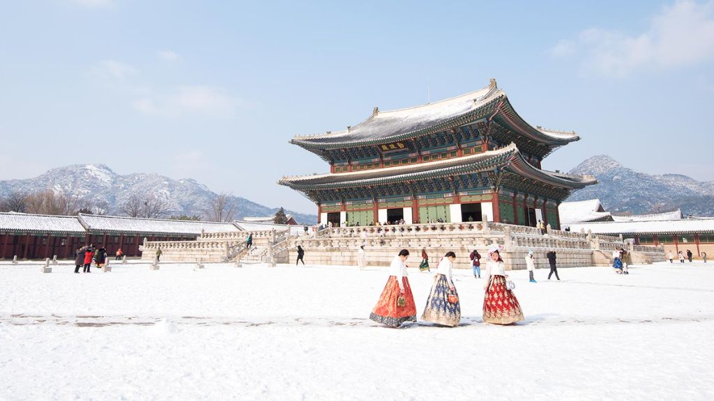 Cung điện Gyeongbokgung mùa đông ngập tuyết trắng