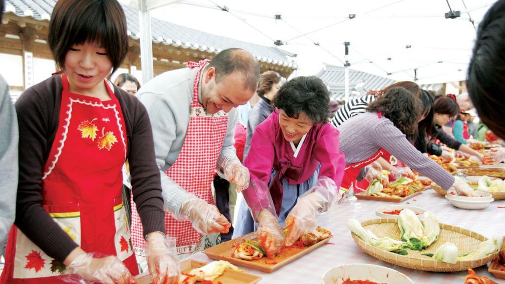 Trải nghiệm làm kim chi trong tour du lịch Hàn Quốc