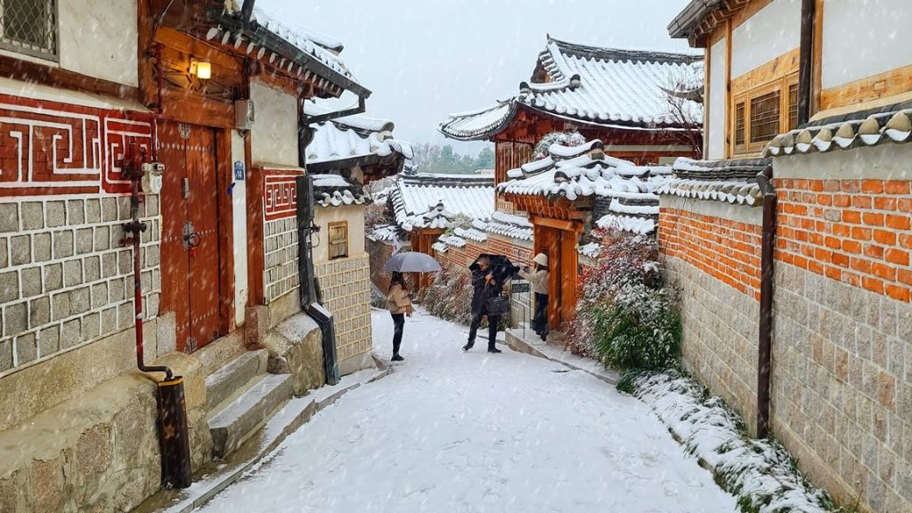 Làng Bukchon Hanok vào mùa đông phủ đầy tuyết