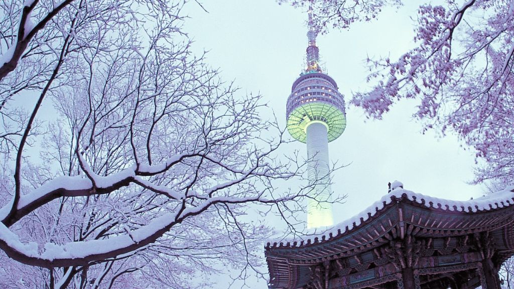 Tháp Namsan ngập trong tuyết trắng mùa đông Hàn Quốc