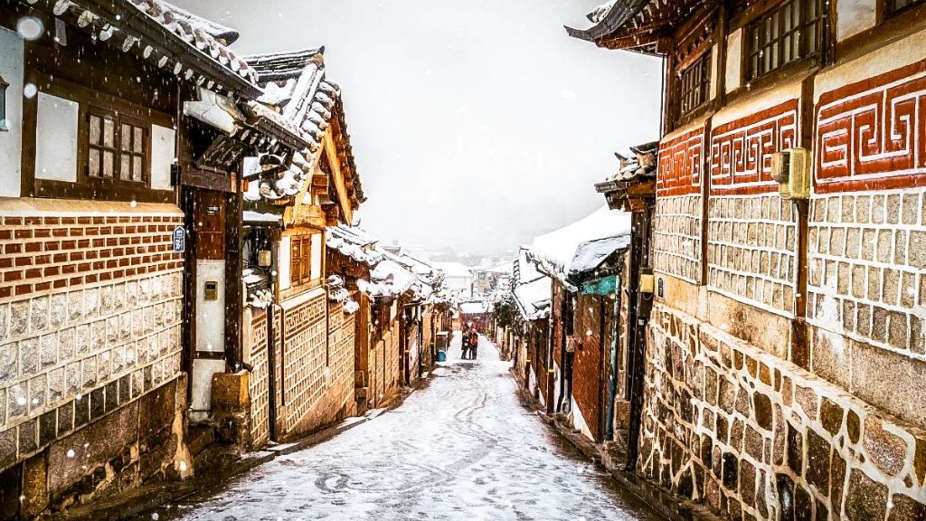 Làng cổ Bukchon Hanok phủ đầy tuyết trắng