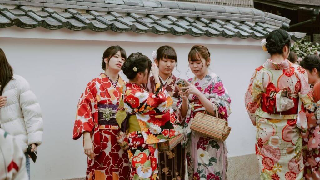 Du khách trải nghiệm mặc Kimono của người Nhật