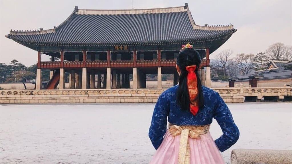 Du khách check-in tại Cung điện Gyeongbokgung