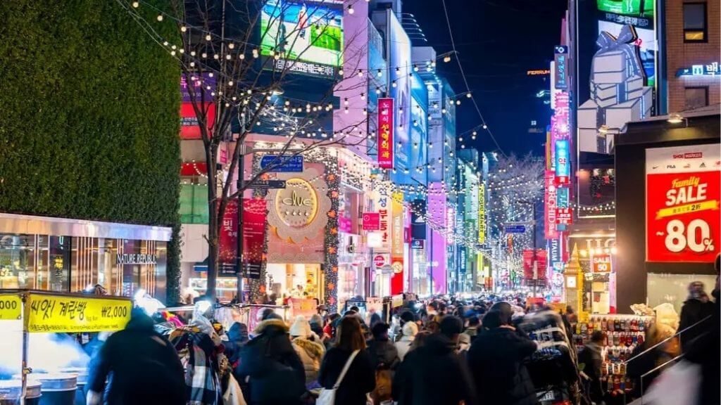 Khu phố Myeongdong sầm uất về đêm