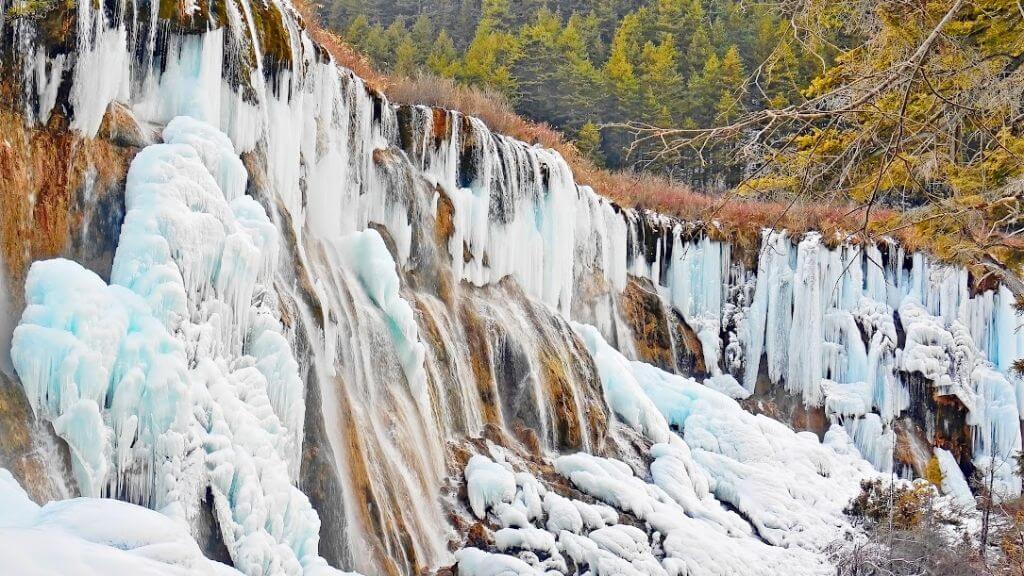 Dòng nước bị đóng băng khi đông về tại Thác Nặc Nhật Lang