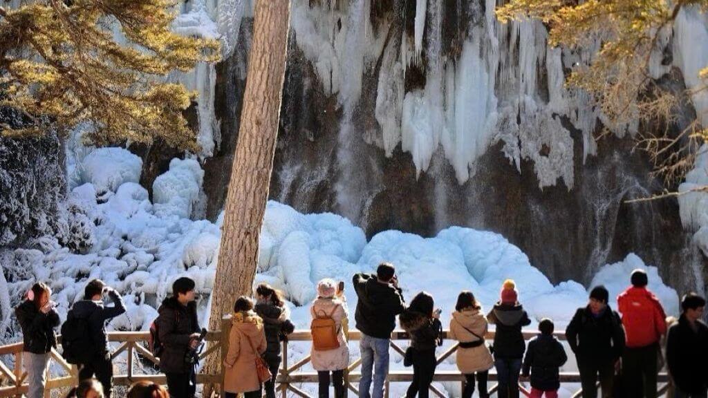 Nhiều du khách chụp ảnh dòng thác đóng băng