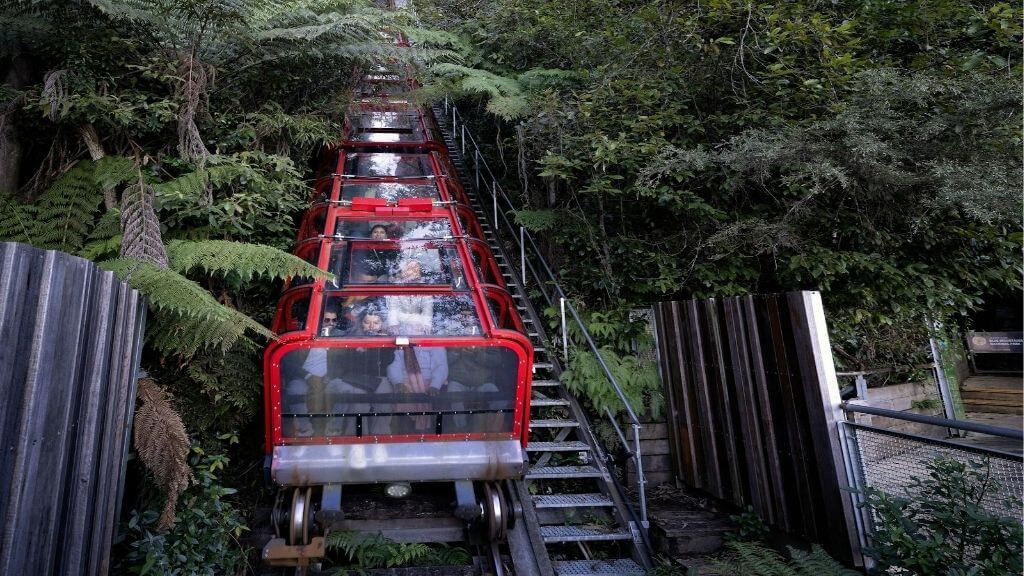 Du khách trải nghiệm Tàu Kéo Scenic World