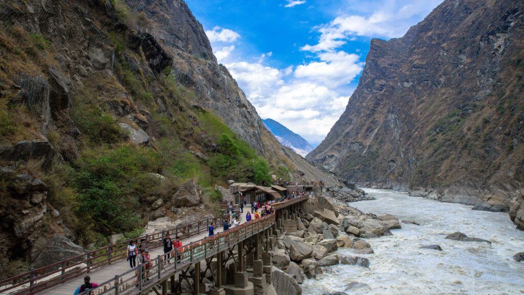 Khe Hổ Nhảy   một trong những hẻm núi sâu và hùng vĩ nhất thế giới