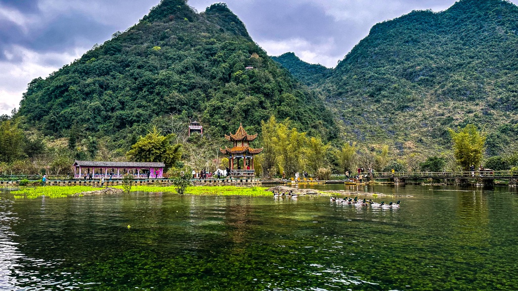Suối Nga Tuyền với dòng nước trong xanh, có thể nhìn đến tận đáy