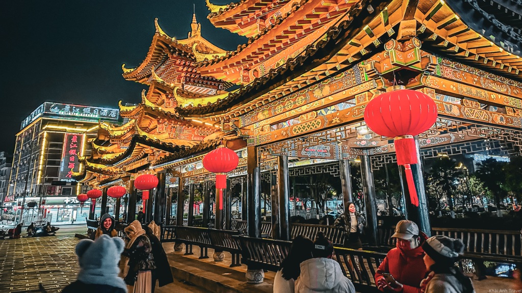 Vẻ đẹp huyền ảo của phố cổ Cẩm Tú về đêm