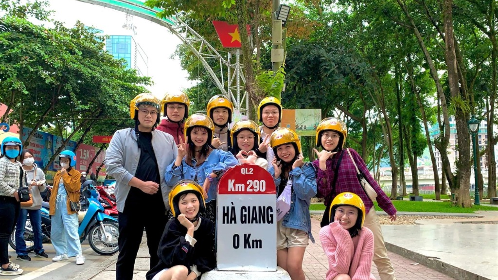 Check in tại cột mốc số 0 của Hà Giang