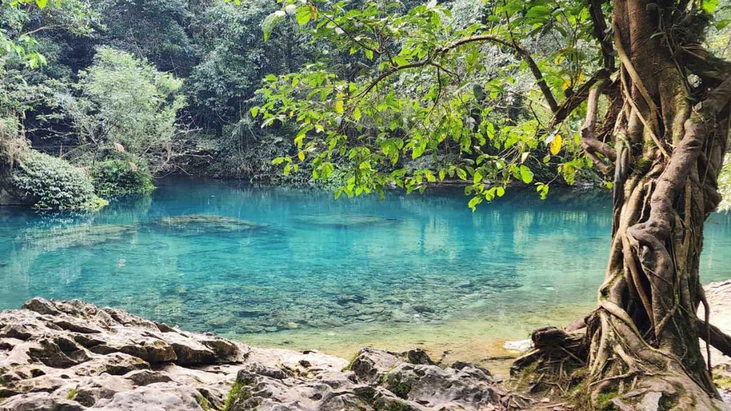 Thăm hang Cốc Bó ngắm suối Lê nin