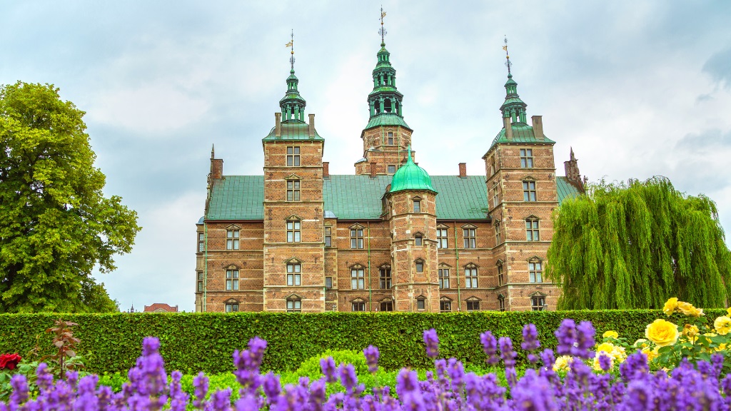 Đoàn du khách tham quan Lâu đài Rosenborg