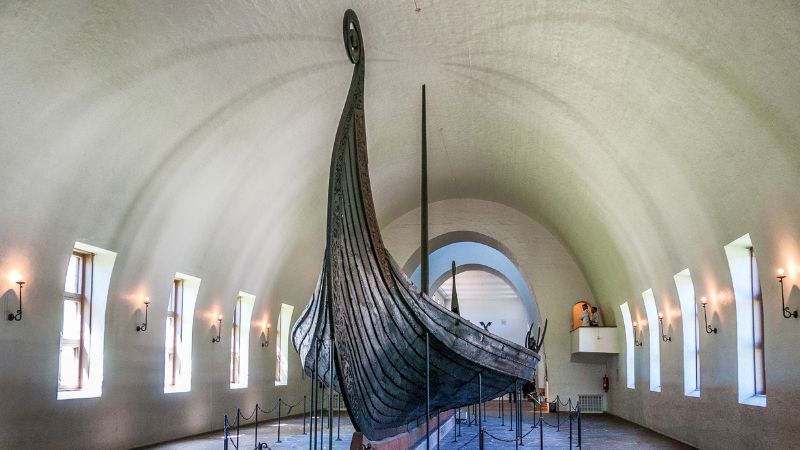 Đoàn tham quan Bảo tàng tàu Viking