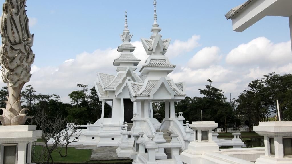 Khuôn viên ở Chùa Trắng Wat Rong Khun