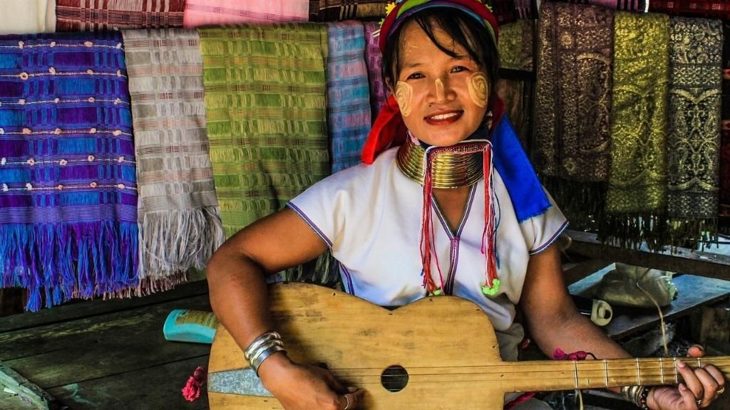 Phụ nữ dân tộc Karen tại Làng Cổ Dài
