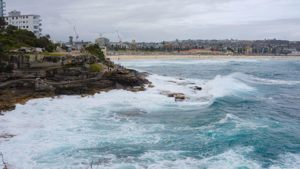 Bãi biển Bondi nổi tiếng với cát vàng, biển xanh và cung đường ven biển tuyệt đẹp.