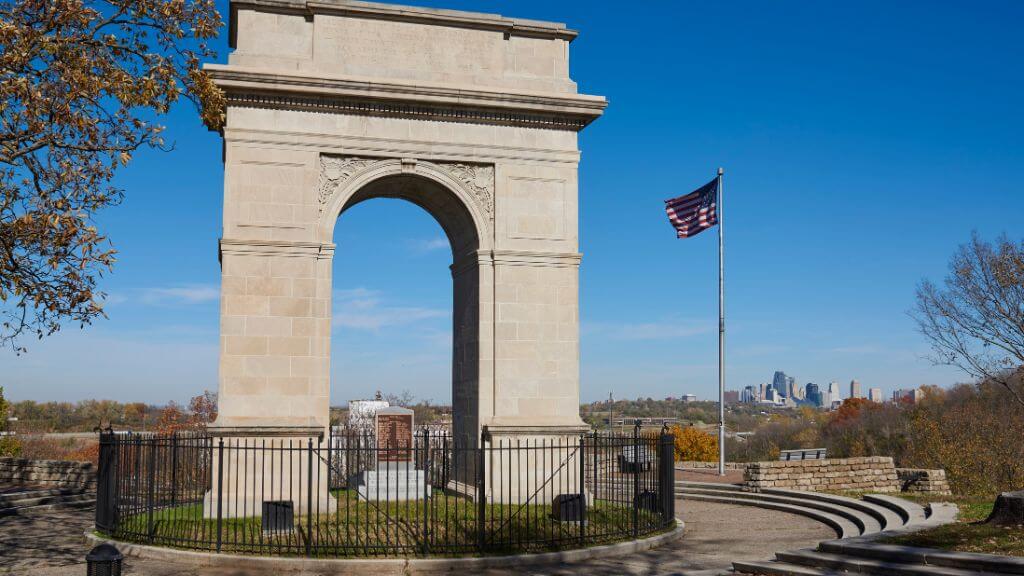 Memorial Arch - Cổng tưởng niệm công sức của những người lính xây dựng tuyến đường.
