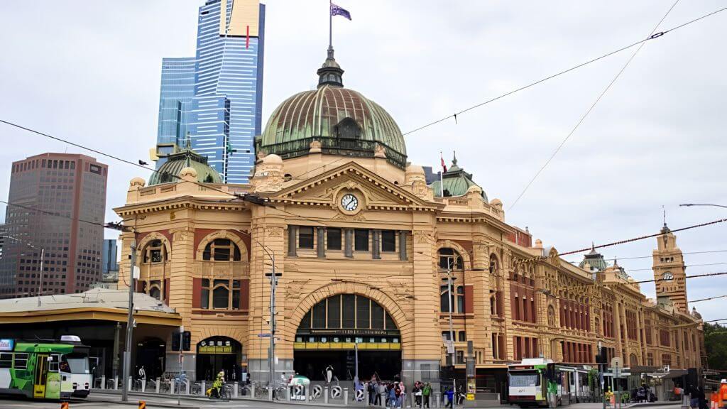 Nhà ga biểu tượng với mái vòm nổi bật giữa trung tâm Melbourne.