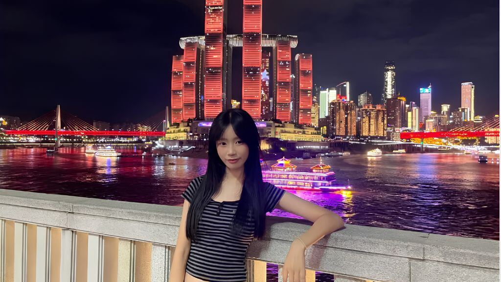 Khánh check in tại Raffles City Trùng Khánh, ghi lại khoảnh khắc giữa không gian hiện đại và sầm uất bên bờ sông Trùng Khánh