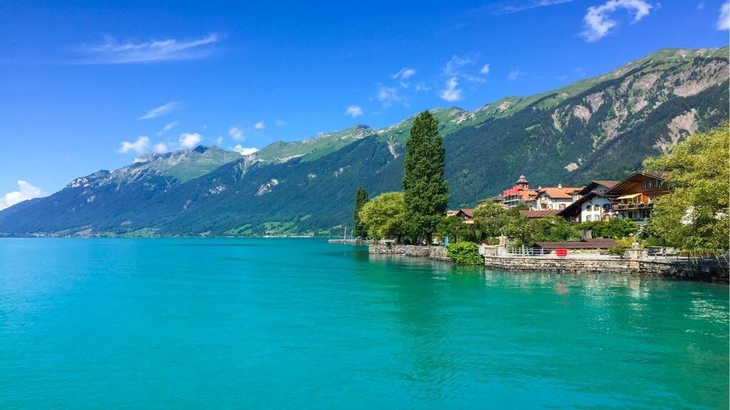 Hồ Brienz - một điểm nhất định phải check-in khi đến Châu Âu