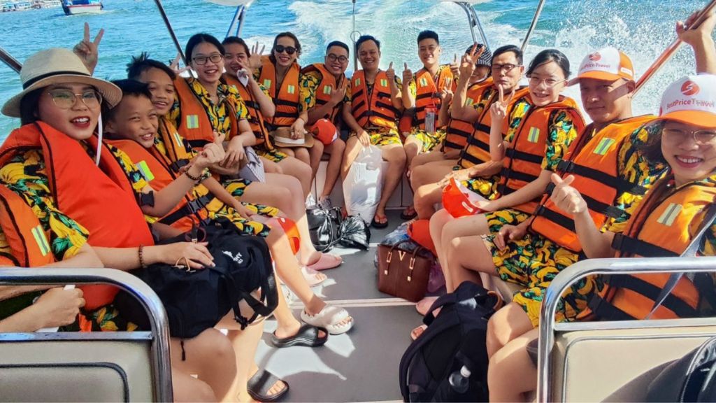 Đoàn du lịch Nha Trang ngồi cano tham quan Vịnh