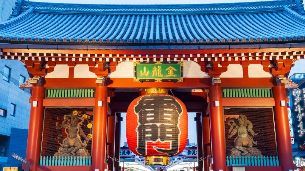 Chùa cổ Sensoji là ngôi chùa linh thiêng và là một trong những ngôi chùa cổ kính nhất hiện nay của Tokyo