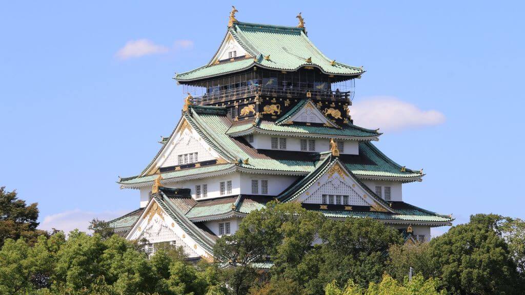 Lâu đài Osaka tọa lạc trên một ngọn đồi được bao quanh bởi một công viên khổng lồ