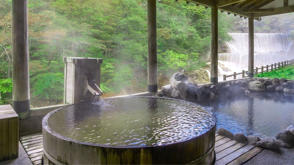 Tắm suối khoáng nóng Onsen được ví như một “món quà từ thiên nhiên – một lần tắm onsen sẽ trẻ lại được ba năm”