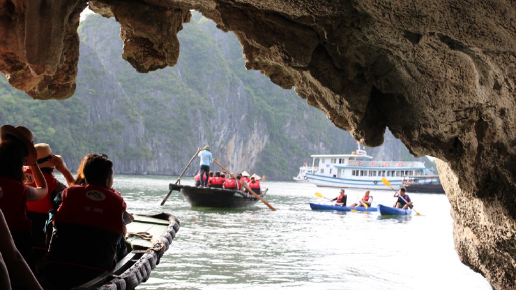 Hang Luồn vẻ đẹp kỳ bí và hoang sơ trên vịnh Hạ Long