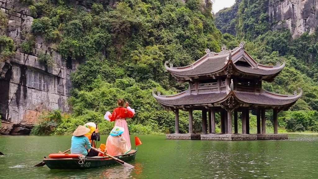 Tràng An vùng đất xinh đẹp không thể bỏ qua trong tour Ninh Bình   Hạ Long