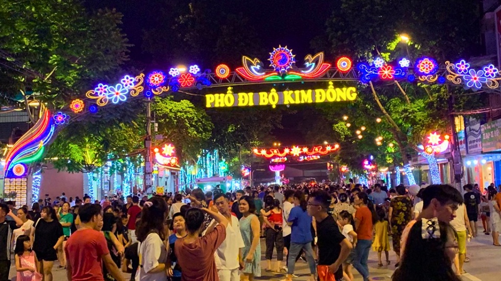 Khung cảnh đêm nhộn nhịp tại phố đi bộ Kim Đồng