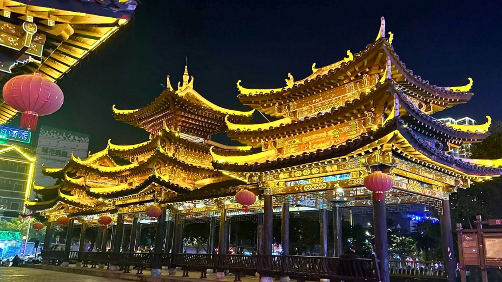 Khung cảnh rực rỡ về đêm tại phố cổ Cẩm Tú