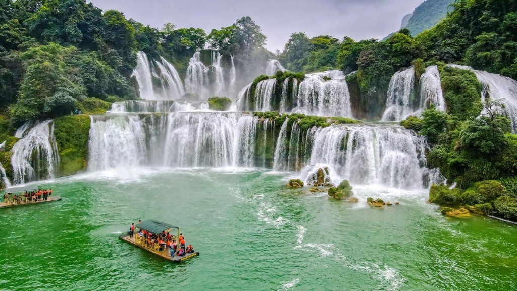 Thác Bản Giốc địa điểm du lịch đáng trải nghiệm tron tour Cao Bằng Trà Lĩnh