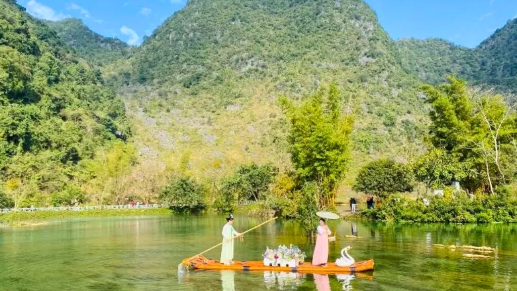 Trải nghiệm đi thuyền ngắm suối Nga Tuyền