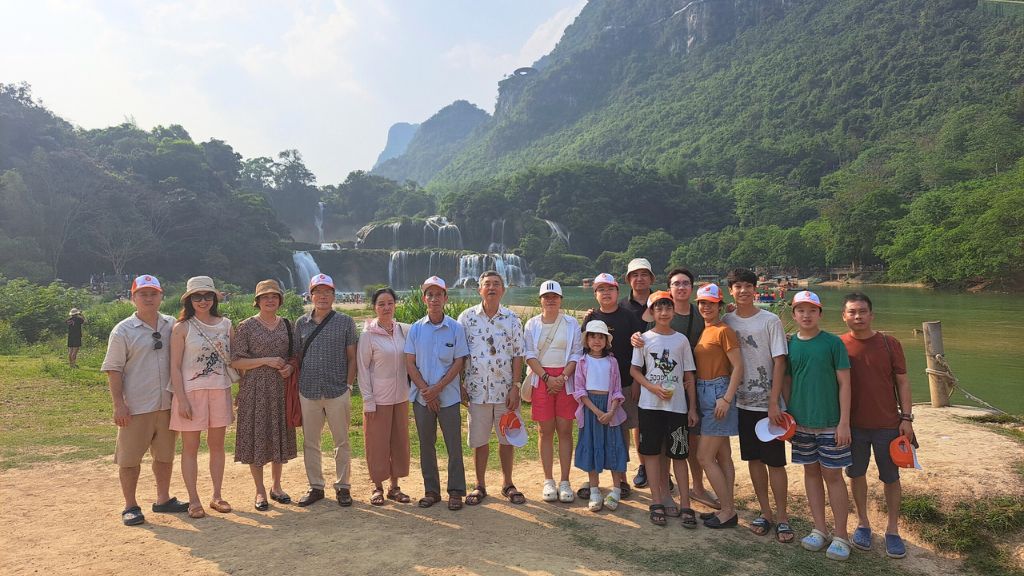 Đoàn khách chụp hình tại thác Bản Giốc
