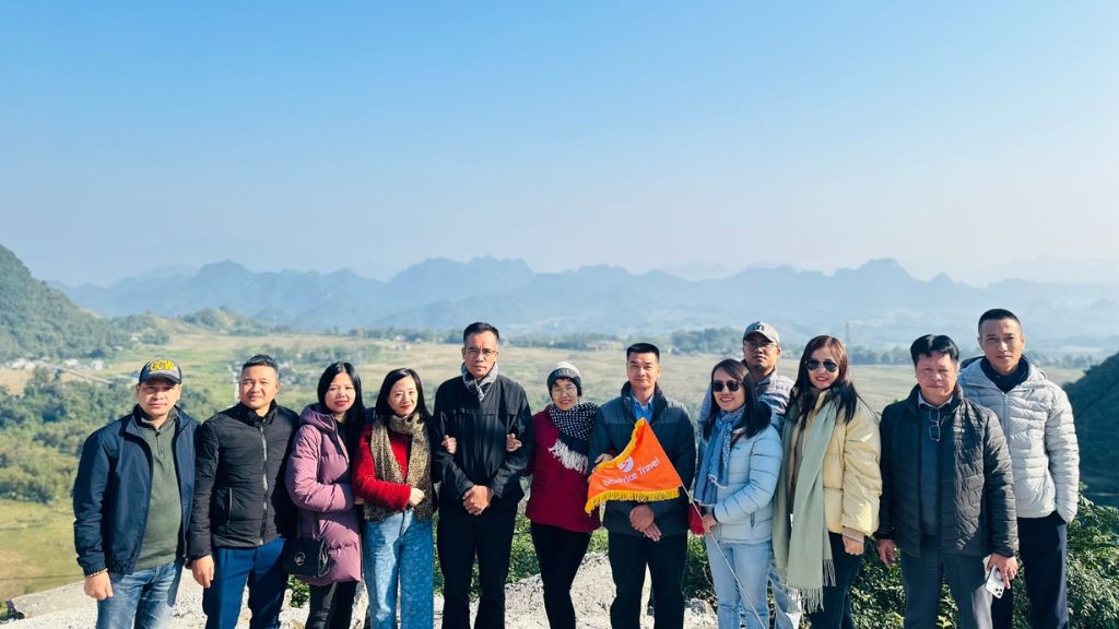 Đoàn khách check in tại Mộc Châu tour du lịch Tây Bắc
