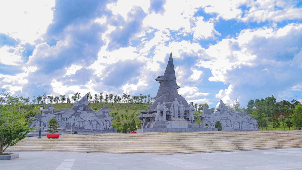 Tham quan tượng đài thành phố Lai Châu