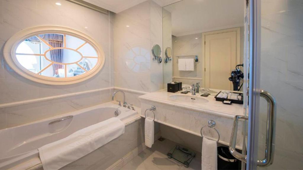 Phòng tắm đầy đủ tiện nghi của phòng Deluxe