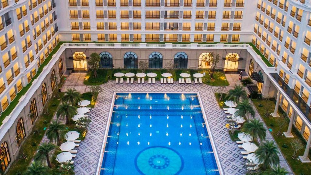 Bể bơi rộng lớn nằm gọn trong khuôn viên khách sạn
