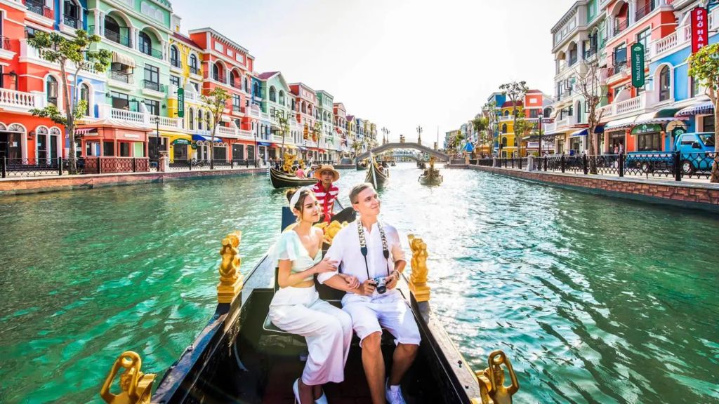 Ngồi thuyền xuôi dòng Venice tại Grand World