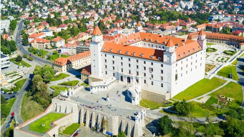 Đoàn chụp hình bên ngoài Bratislava Castle