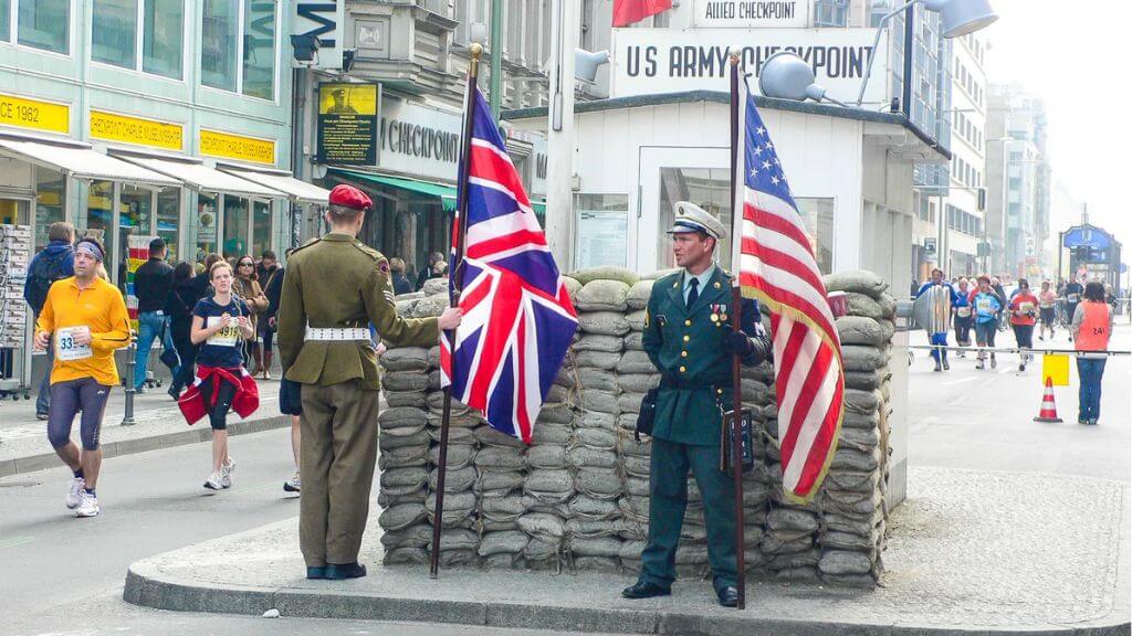 Đoàn tham quan Checkpoint Charlie