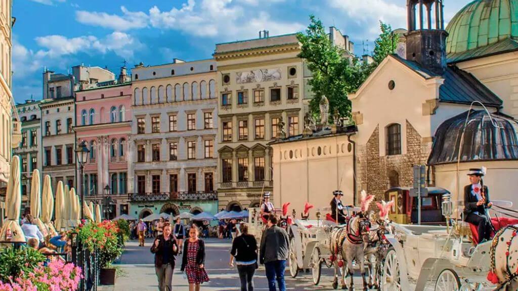 Đoàn tham quan và đi dạo Old Town Krakow