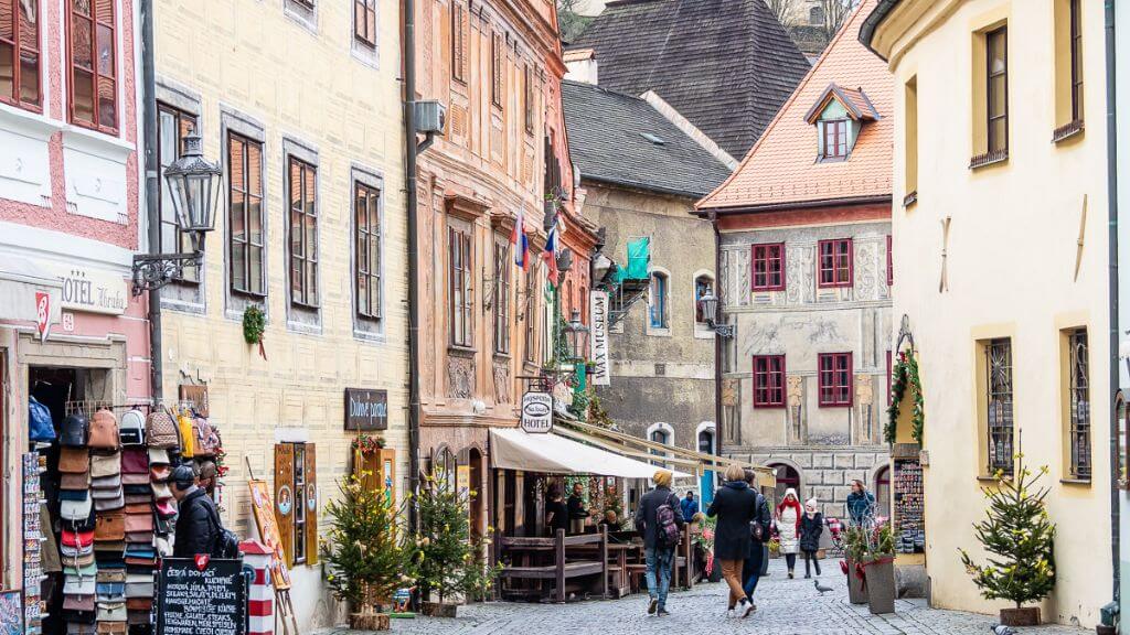Du khách đi dạo và mua sắm tại Old Town Cesky Krumlov