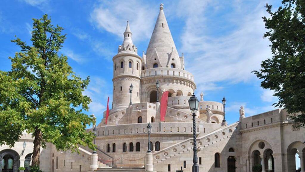 Fisherman’s Bastion   Pháo đài Ngư phủ, một trong những điểm check in nổi tiếng nhất Budapest