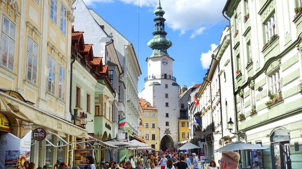 Old Town Bratislava thu hút đông đảo du khách