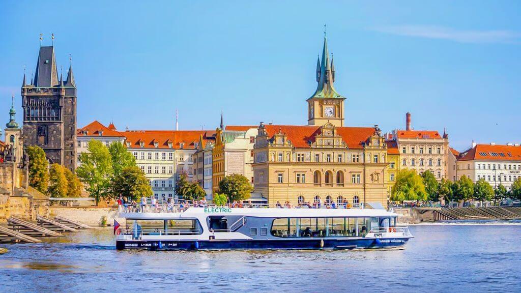 Quý khách chiêm ngưỡng dòng sông Vltava